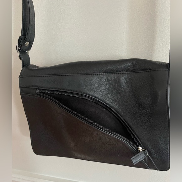 Derek Alexander Bristol medium crossbody in black leather - Picture 6 of 13